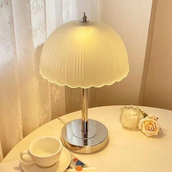 Gulvlampe med retro glas lampeskærm