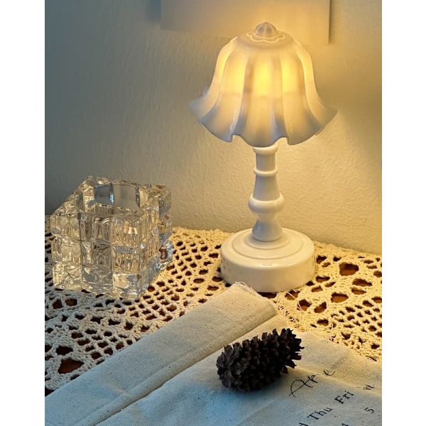 Retro keramisk liten bordslampa med kronbladsform