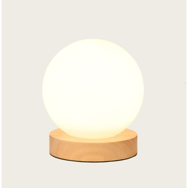 Bordslampa med träbas och sfärisk form