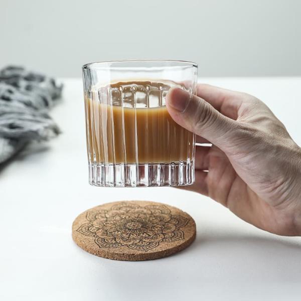 Elegant ribbat glas - perfekt för dryckesprovning