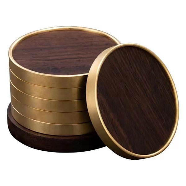 Set med muggunderlägg av valnöt och mässing - Eleganta och praktiska hemartiklar