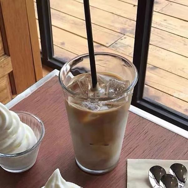 Transparent glas för iste eller kaffe, perfekt för svalkande drycker