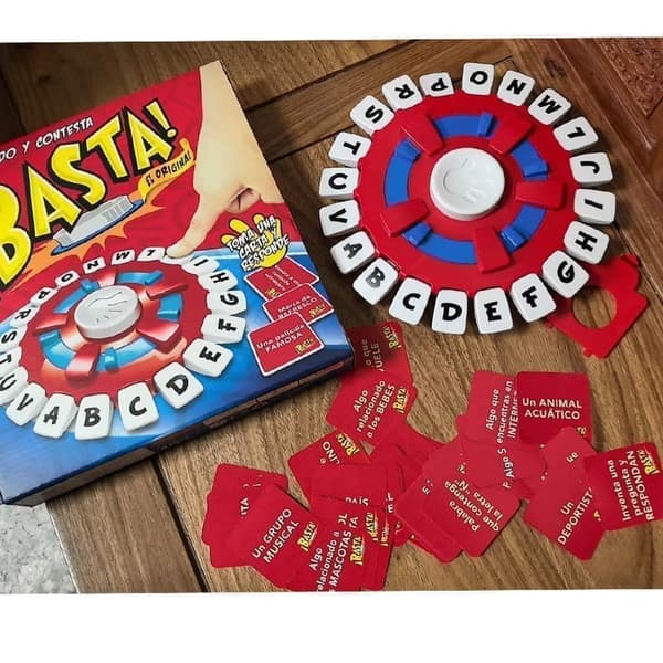 Brädspel med cirkelformad spelplan och bokstavsbrickor A-Z
