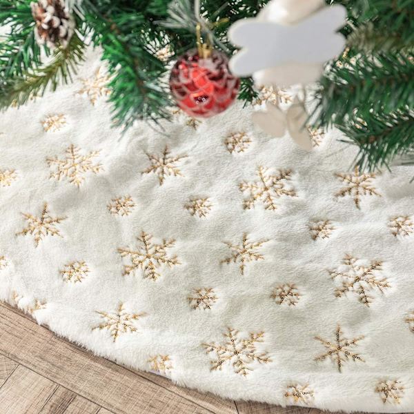 Julgransmatta i konstgjord päls med broderade snöflingor i guld