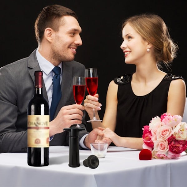 1 stk. sort pumpe med Wine Saver-propper - holder vinen frisk