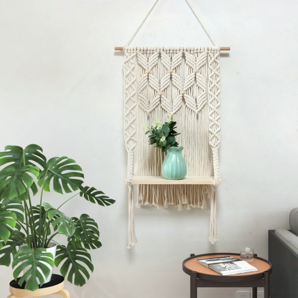 Väggmonterad hylla i trä, macramé, bohemisk dekoration, växter, tofsar, handvävd