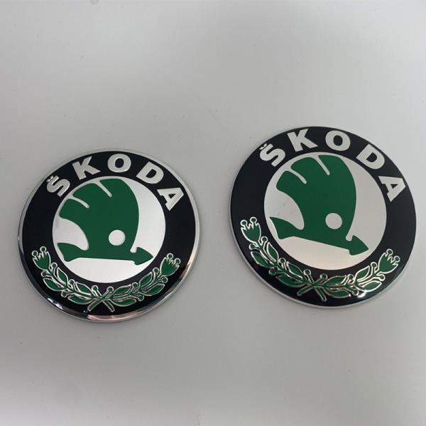 Bilemblemet 2 st för Skoda-modeller 90 mm 80 mm emblem huv och bagageutrymme