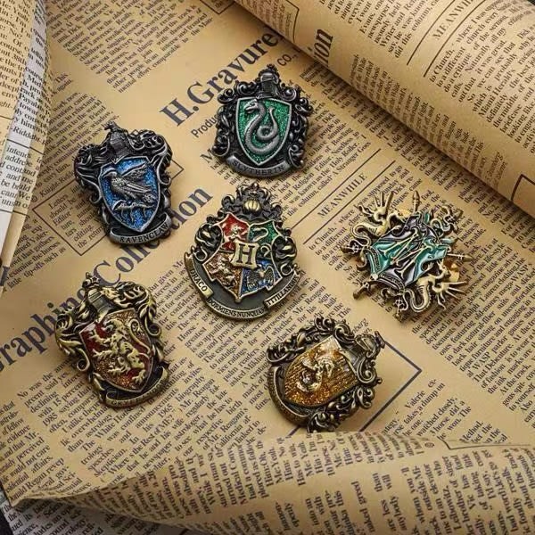 Set med 6 Hogwarts husnålar i metall, handemaljerade, levereras i en