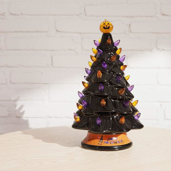 Sort Keramisk Halloween-træ med orange og lilla lys, forbelyst