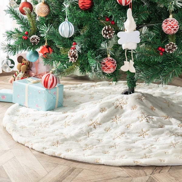 Julgransmatta i konstgjord päls med broderade snöflingor i guld