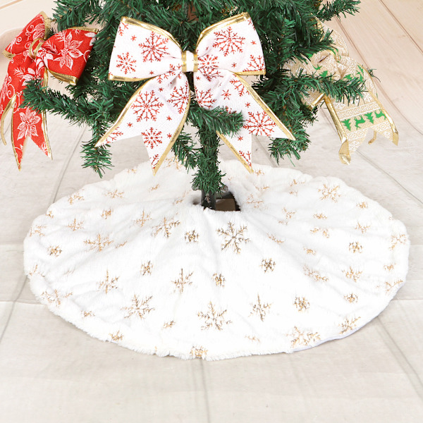 Julgransmatta i konstgjord päls med broderade snöflingor i guld