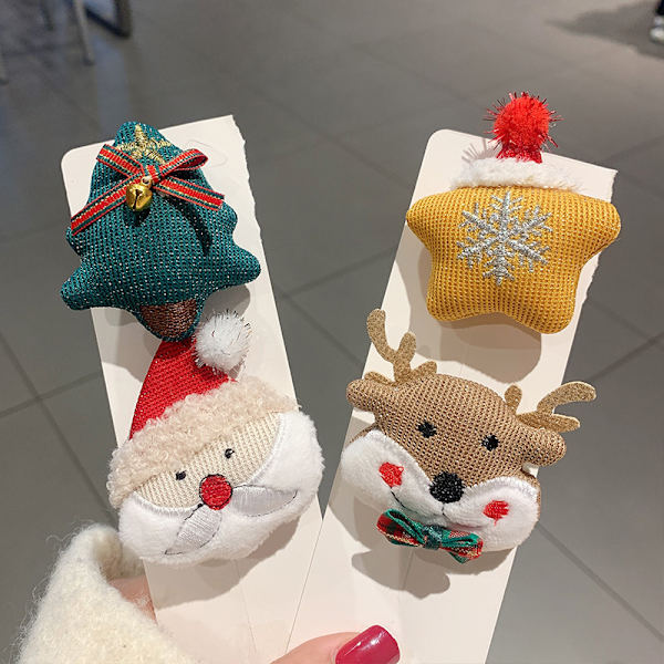 4 söta julbroscher, älg julgran och tomte