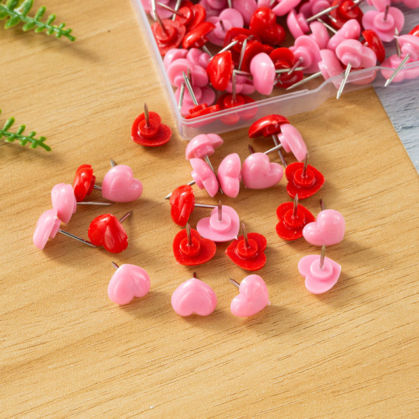 sett med 100 stk (rosa+rød) dekorative hjerteformede tryknåler i plast