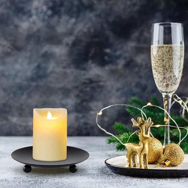 Sett med 2 runde metall lysestaker for julebord eller stue