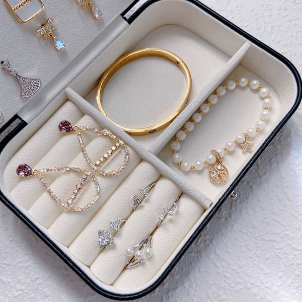 Svart 16 * 11 * 5, smyckeskrin för resor, används för halsband