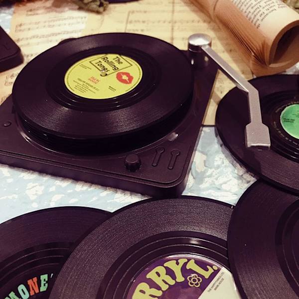 6 kpl retro-CD-levyrannikkoa pidikkeellä vinyylimukeille, liukumattomat