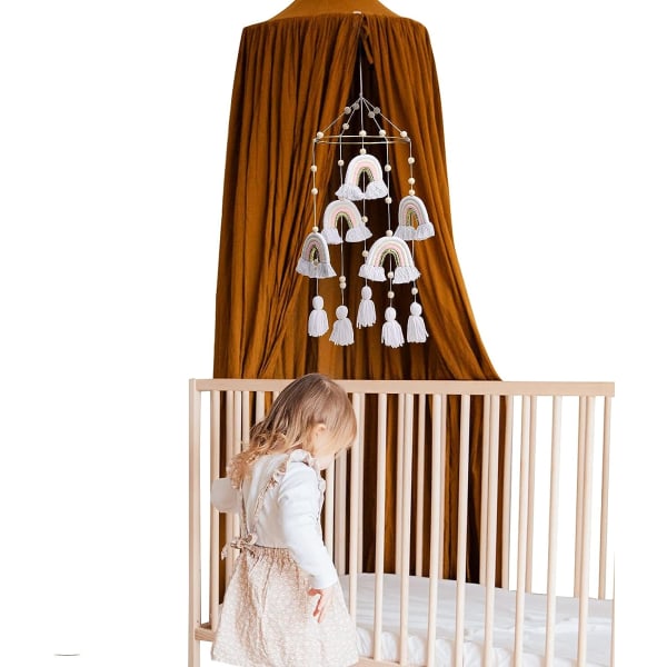 Babymobil i filt och trä med regnbåge för spjälsäng