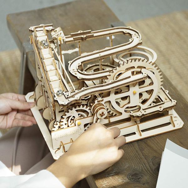 Mekanisk trä 3D-pusselmodellset med hjärnspelbollspel,