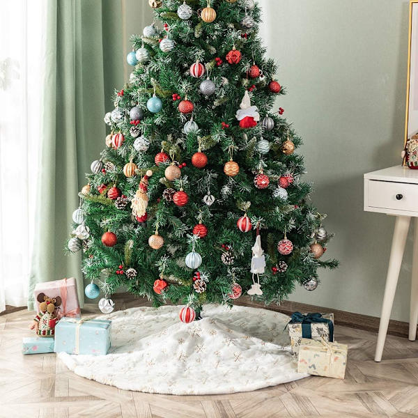 Julgransmatta i konstgjord päls med broderade snöflingor i guld