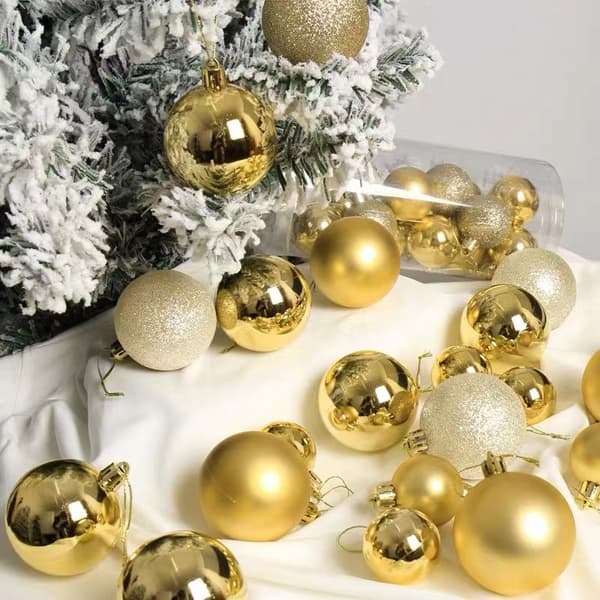 Champagnefarget sett med 24 uknuselige julekuler - 4 cm -