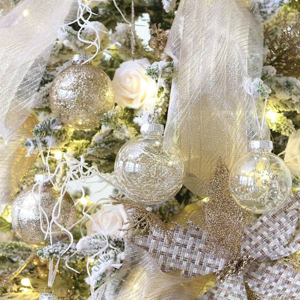 En uppsättning okrossbara transparenta plastjulgranskulor - fyllda
