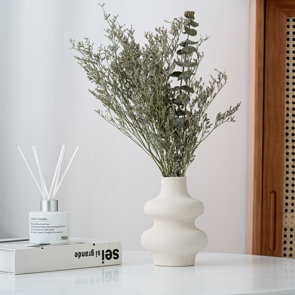 Dekorativ keramisk vase, håndlavede tørrede blomster, mat beige, mod