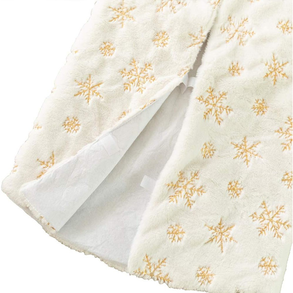 Julgransmatta i konstgjord päls med broderade snöflingor i guld