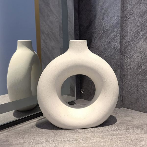 Pyöreä ontto kukkamaljakko himmeillä hiukkasilla, beige, minimalistinen