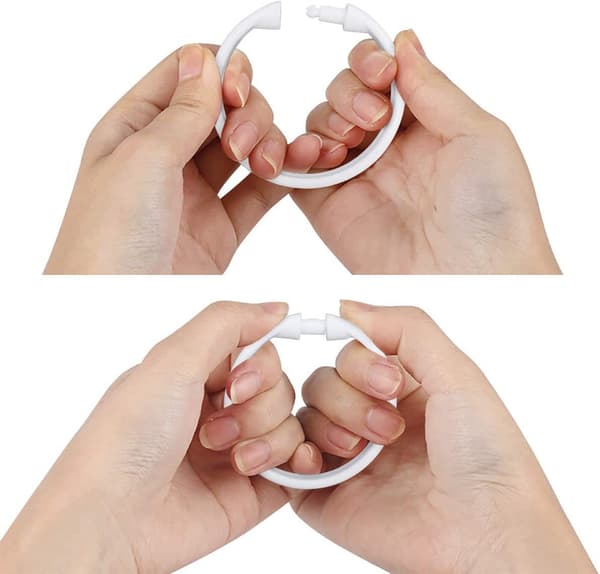 Et sæt med 12 plastik bruseforhængsringe med O-ring kroge, der c