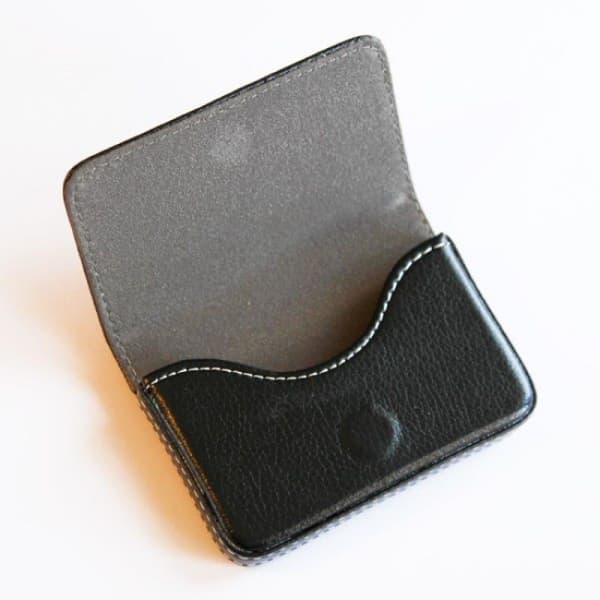 1 st kortfodral / Etui i konstläder med lock - svart Bla