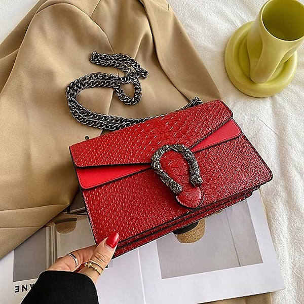 Kvinnlig crossbody-väska för kvällen - Snake Print Leather Messenger Bag w
