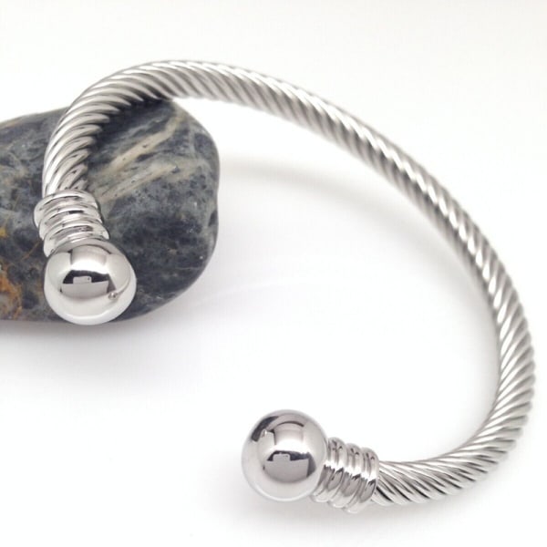 Silverfärgad justerbar armband i rostfritt stål med tvinnad kabel