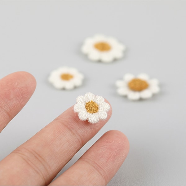 20 ark/batch små blomsterbroderi-klistremerker, off-white tredimensjonale