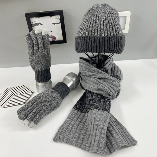 Hue, tørklæde, vinteruld og fløjlsvarme strikkede handsker, tre-tærte