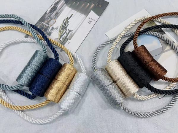Et sæt med 6 off white moderne dekorative massive magnetiske gardiner til