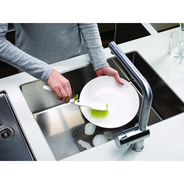 Sort oppvaskbørste med integrert holder for oppbevaring på kanten o