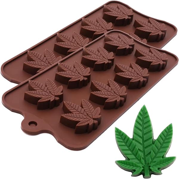 Et sæt med 2 silikoneforme, formet som cannabisblade, der bruges til slik