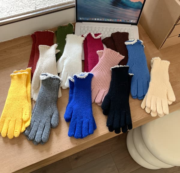 Svarta, varma damhandskar i touch-material med avtagbar stickad mudd