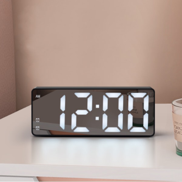 Svart digital alarmklokke, elektronisk alarmklokke med slumrefunksjon