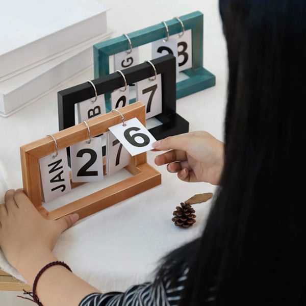 Kompakt skrivbordskalender med trä enbladig grön presentation