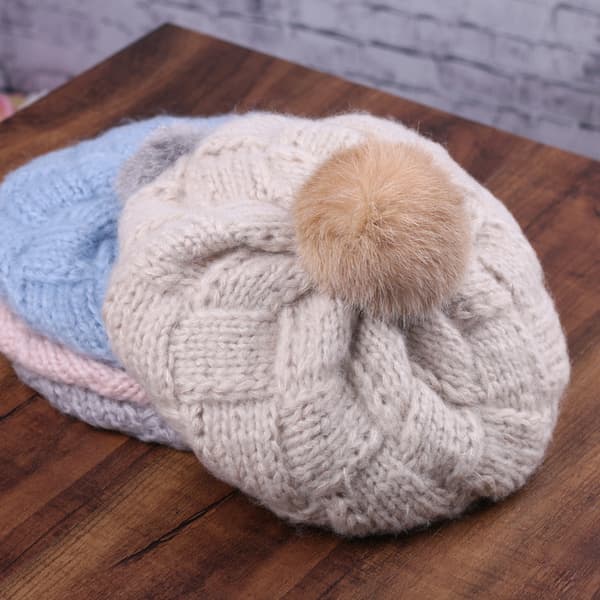 Beige vinterstrikhue til kvinder med kunstig pels-pompon