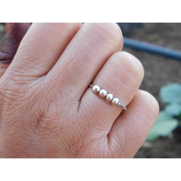 2 st justerbar anti-stressring med roterbara pärlor i platina