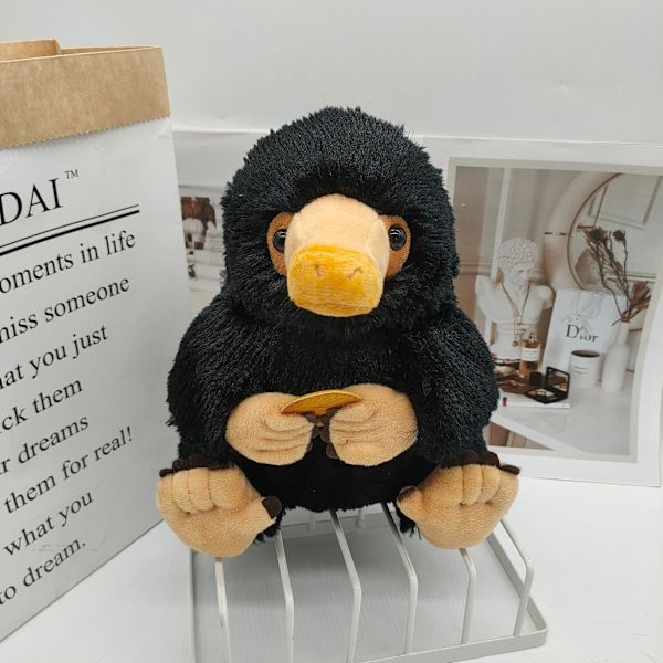 Niffler-pehmolelu alustalla The Noble Collectionilta - 9 tuumaa (23 cm) Fantas