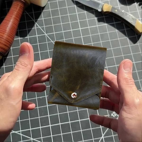 Smal plånbok i konstläder – Retro tryckknapp – för män Dark Brown