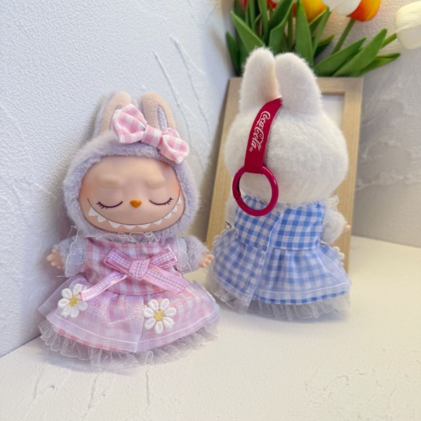 Babykläder endast labubu sittande fest babykläder en eller två generationer vinyl dockkläder 17cm macaron blind box Labubu babykläder pink