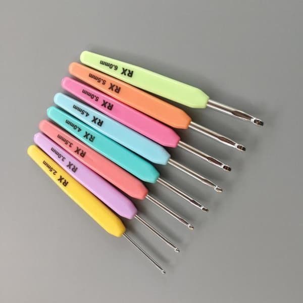 N032 - Sett med 16 stk. ergonomiske heklenåler med etui, multifarget multifärg one size