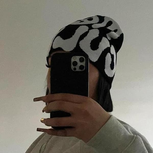 Mössor med bokstavstryck - Slouchy & stickade unisexmössor A