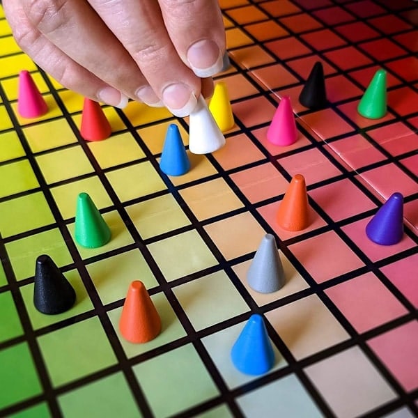 Hues and Cues gissningsspel från usaopoly | 30 minuters speltid