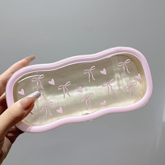 Pink, bølget, stift brilleetui, dekoreret med sløjfer og hjerter