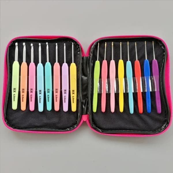 N032 - Sett med 16 stk. ergonomiske heklenåler med etui, multifarget multifärg one size